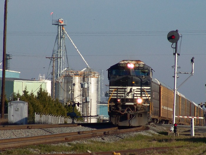 NS 9384 on CSX trackage going in the hole